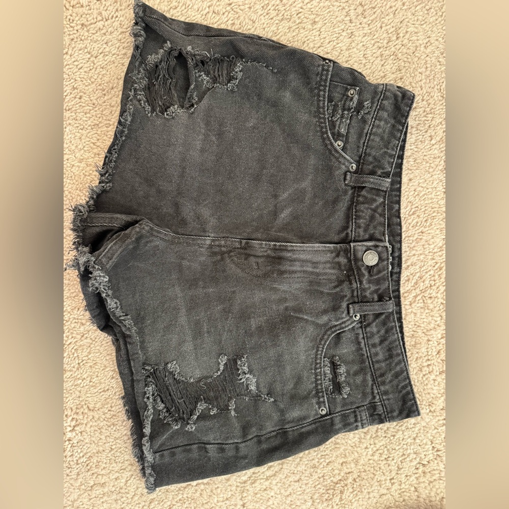 ✨BUNDLE!✨ DISTRESSED DENIM SHORTS - Picture 2 of 5